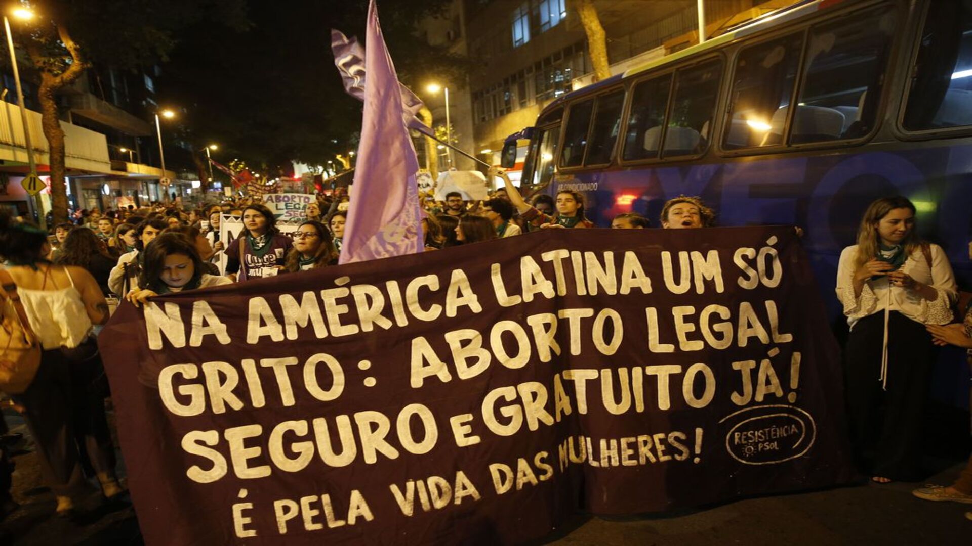 Protesto a favor de aborto; pesquisa defende aborto para casos de estupro