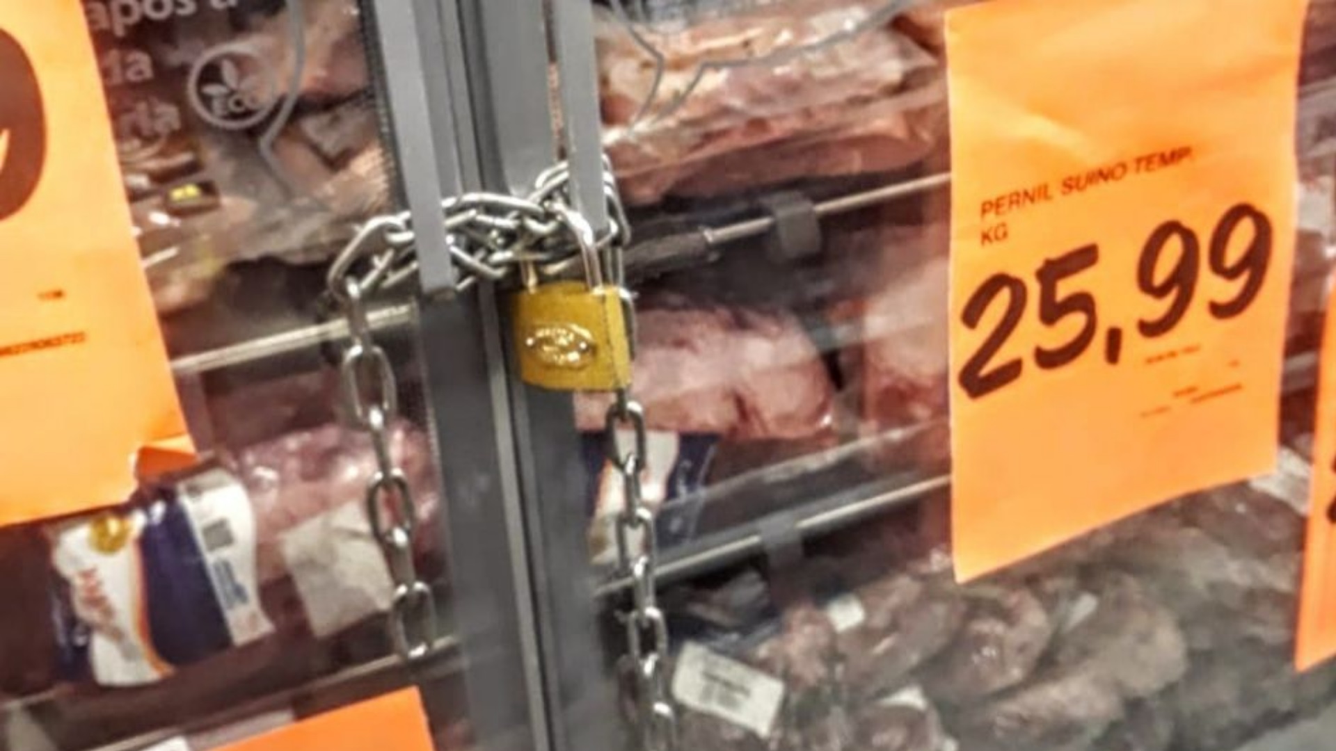 Geladeira de carnes trancada num supermercado