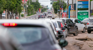 Fila de carros para abastecer