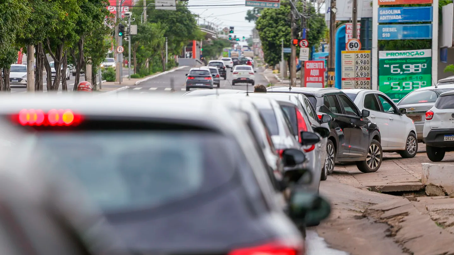 Fila de carros para abastecer combustíveis