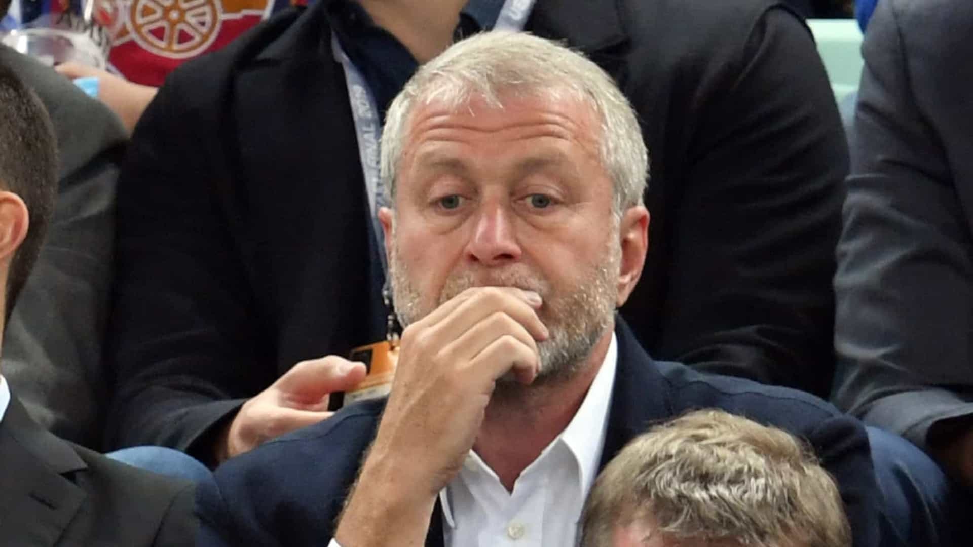 Abramovich, sentado no estádio; ele é o dono do Chelsea