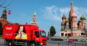 Caminhão da Coca-Cola ao lado da Catedral de São Basílio