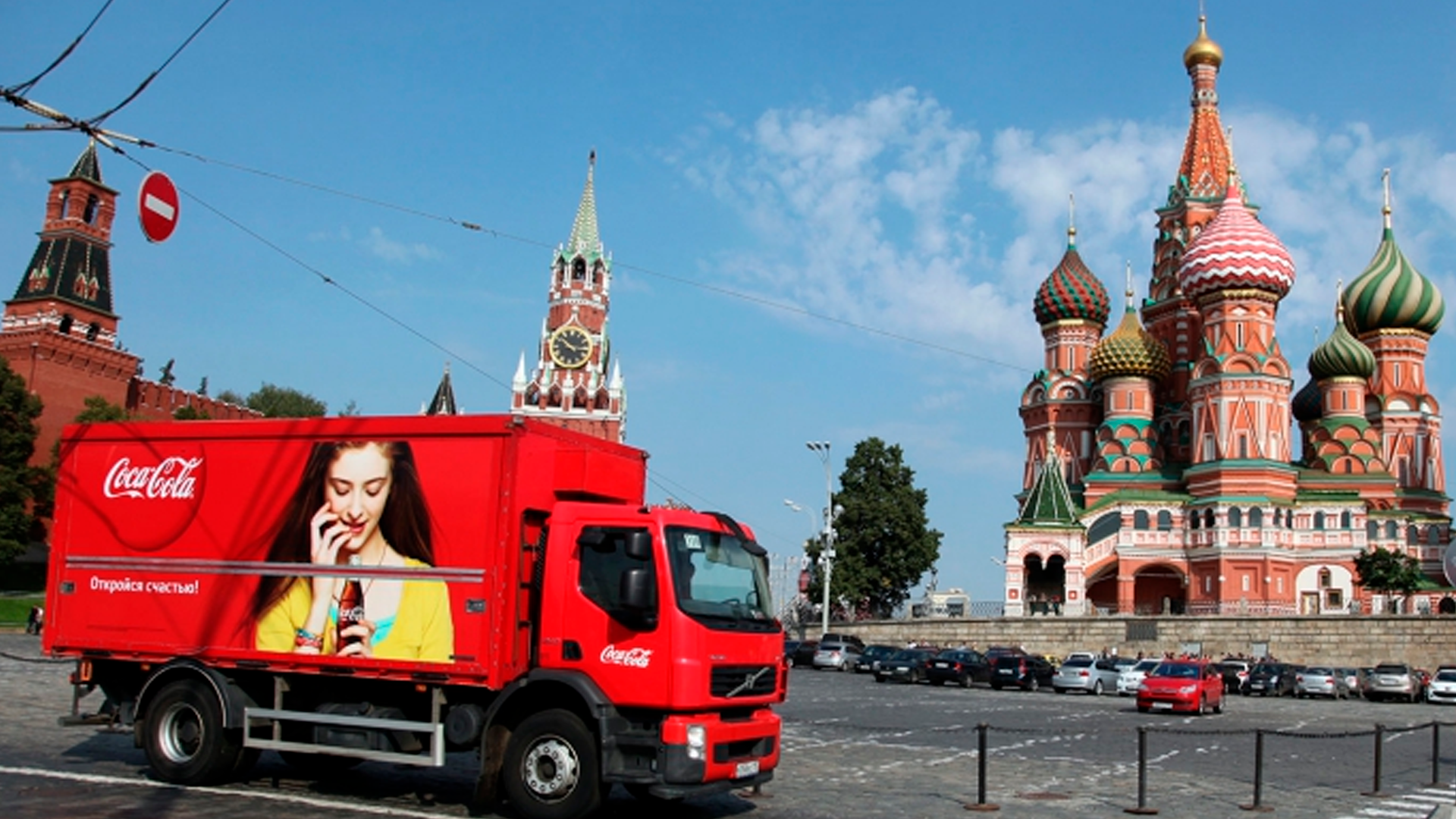 Caminhão da Coca-Cola ao lado da Catedral de São Basílio