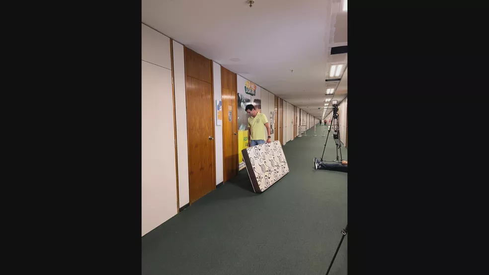 Colchão é levado para o gabinete do deputado Daniel Silveira na Câmara