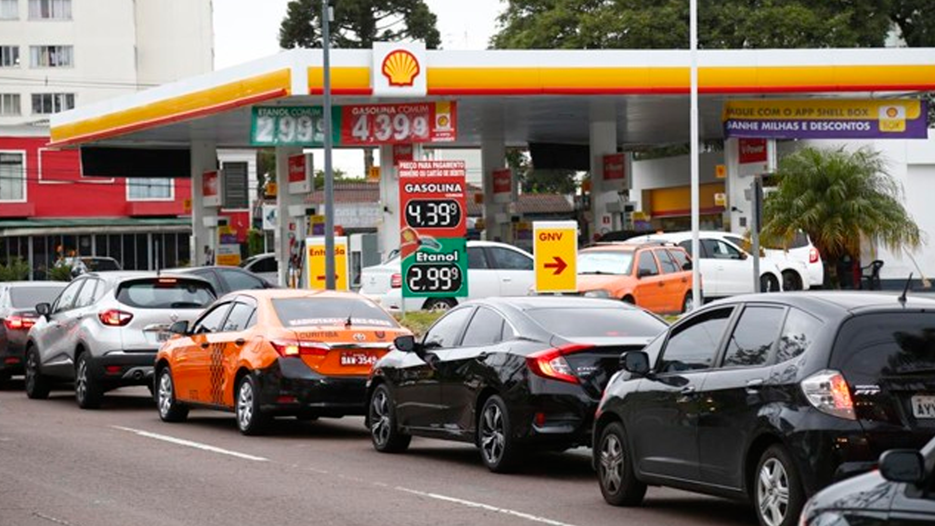 Fila de carros para abastecer