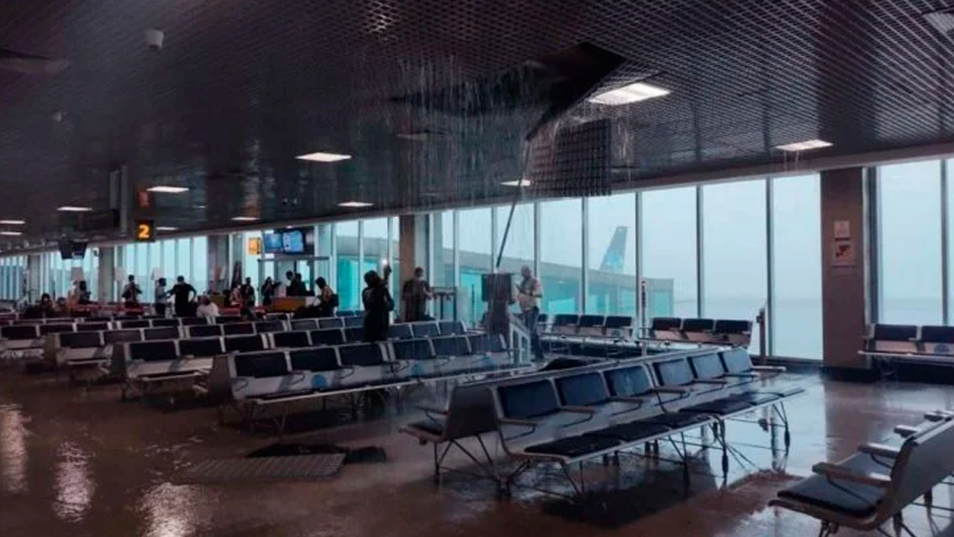 Buraco no teto do Aeroporto de Congonhas faz com que água da chuva entre