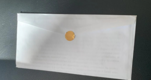 Homem distribui cartas antivacina