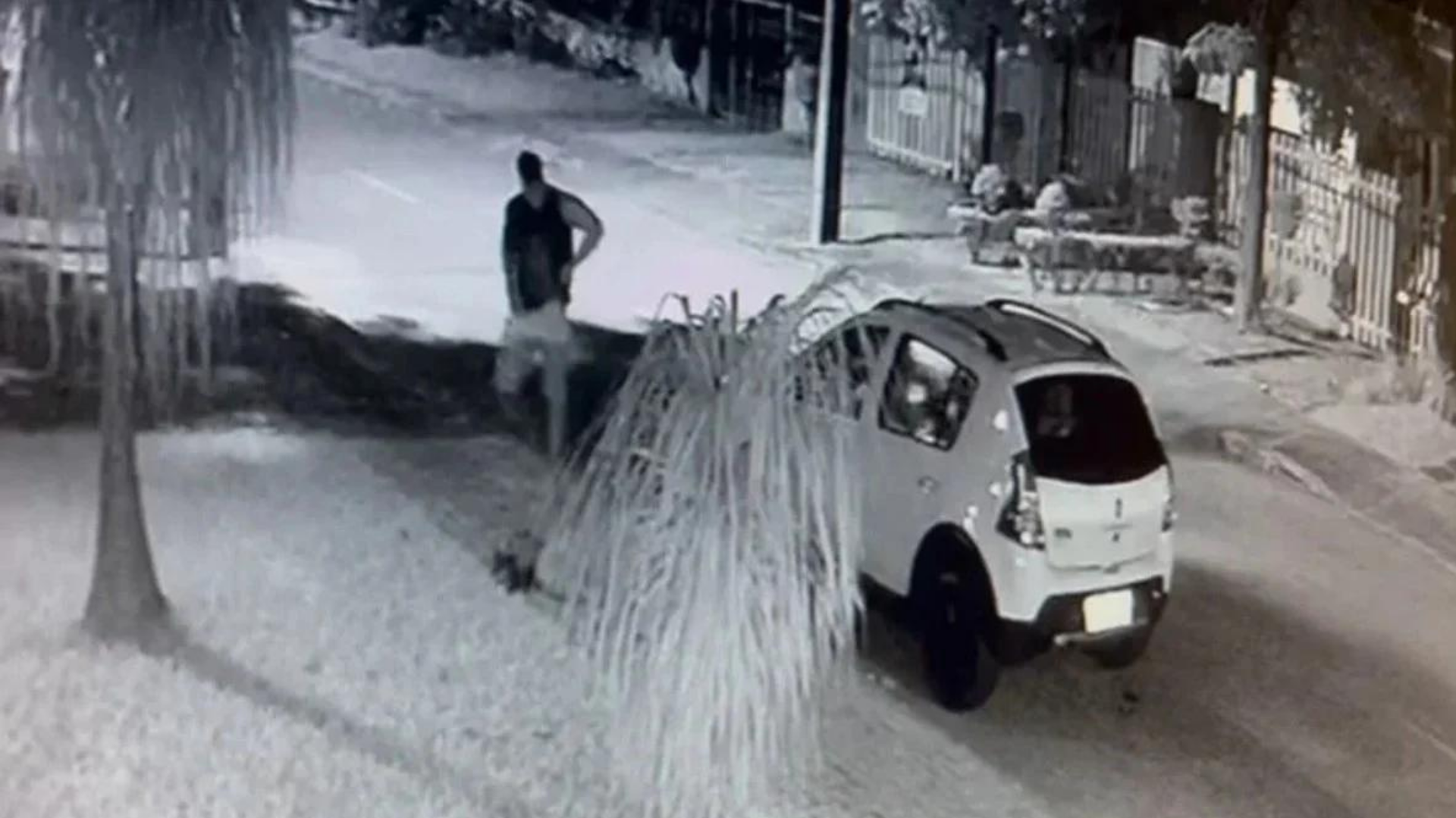 Personal flagra mulher com morador de rua no carro