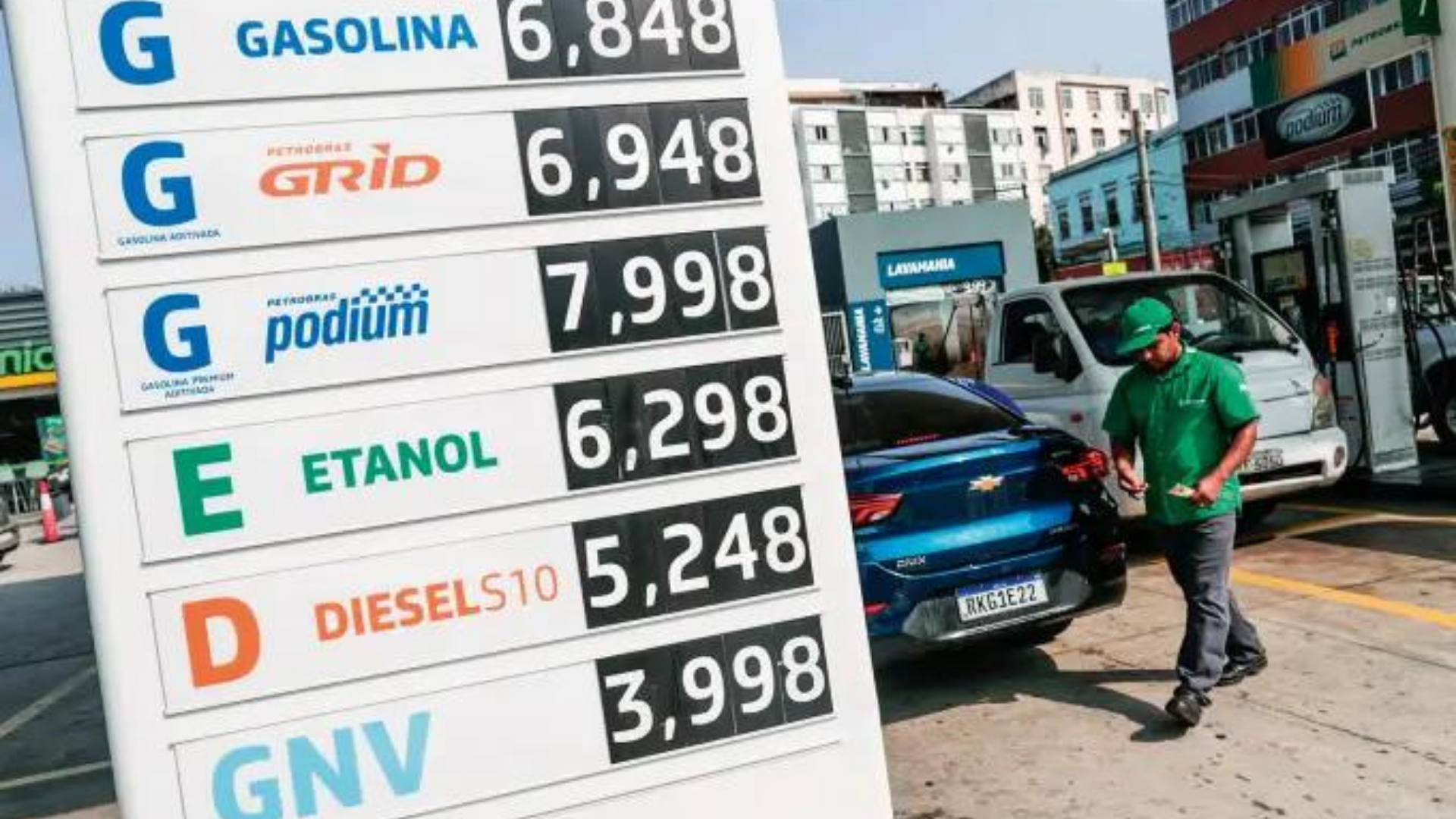 Imagem do preço de combustíveis em um posto; anúncio da Petrobras é de subida