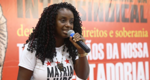 Andréia de Jesus em discurso