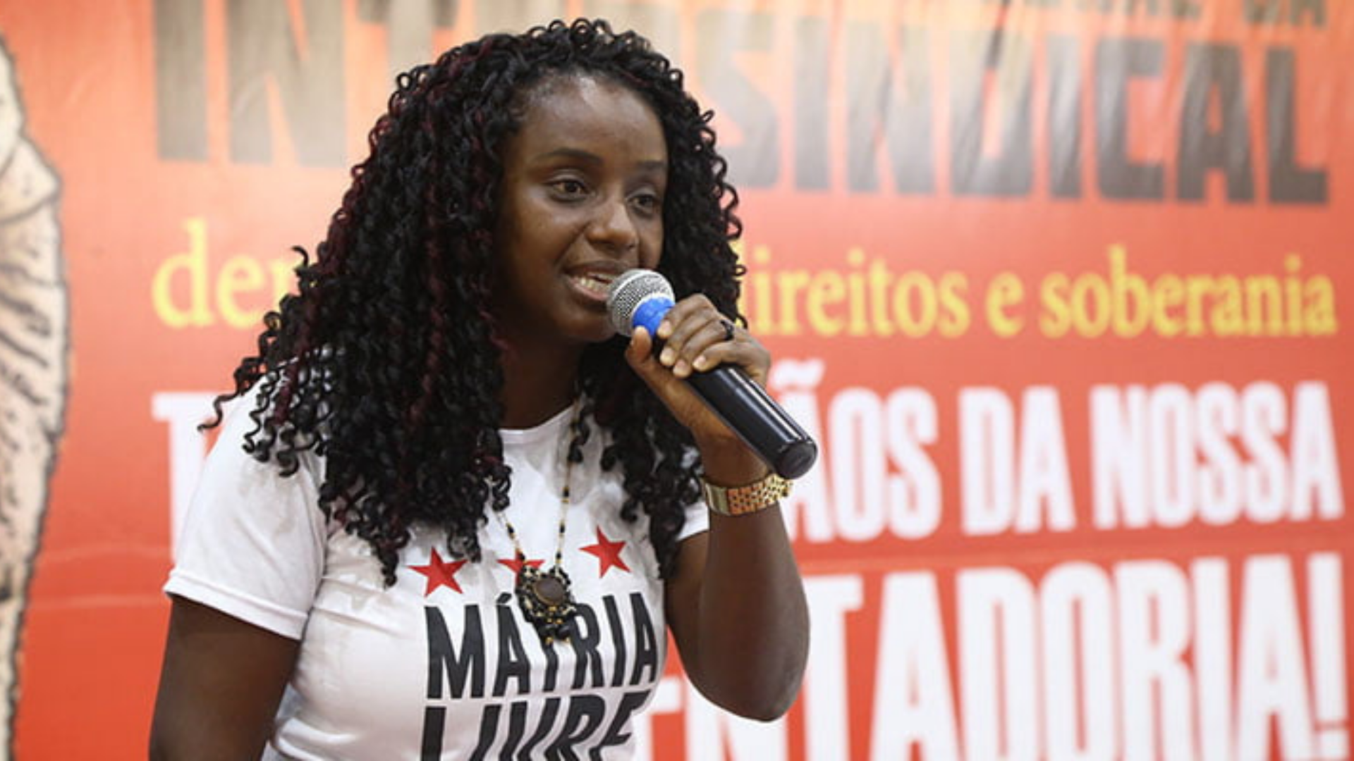 Andréia de Jesus em discurso