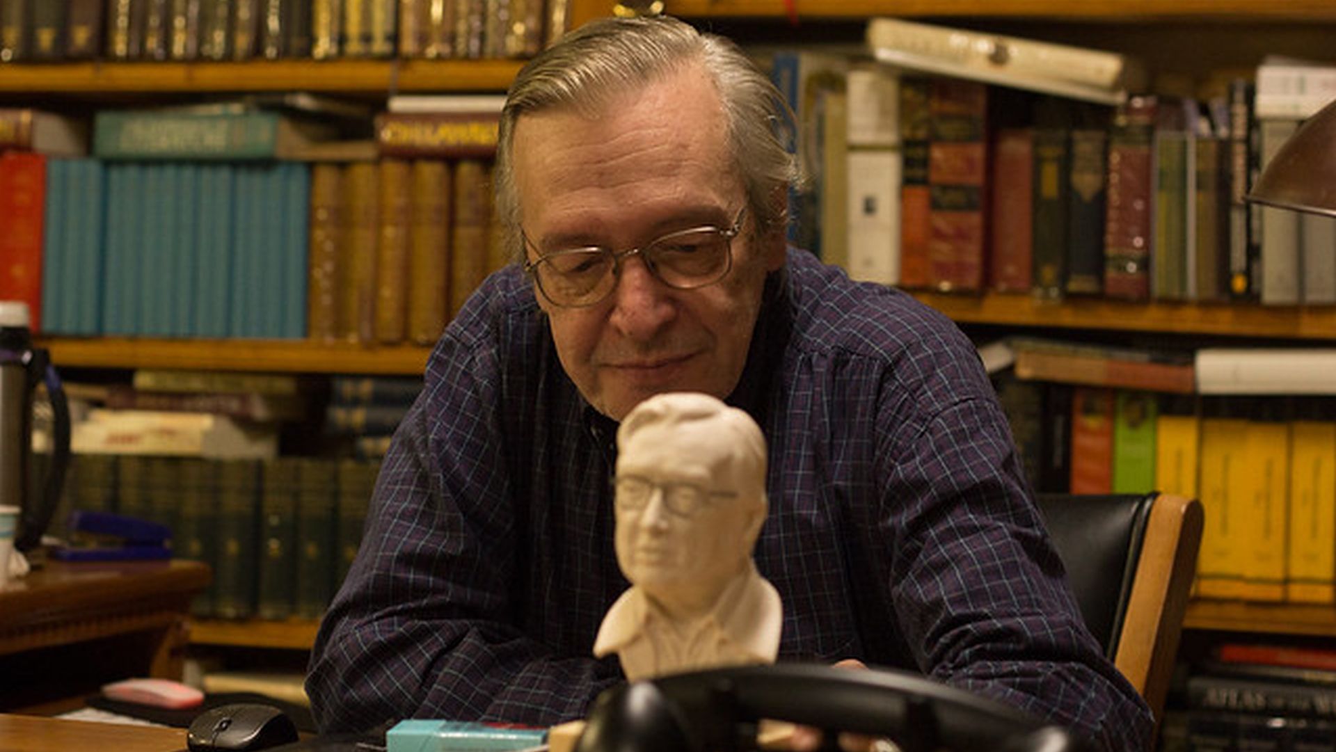 Olavo de Carvalho e seu pequeno busto