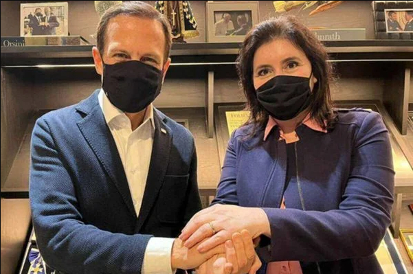João Doria e Simone Tebet de mãos dadas posando para a foto.