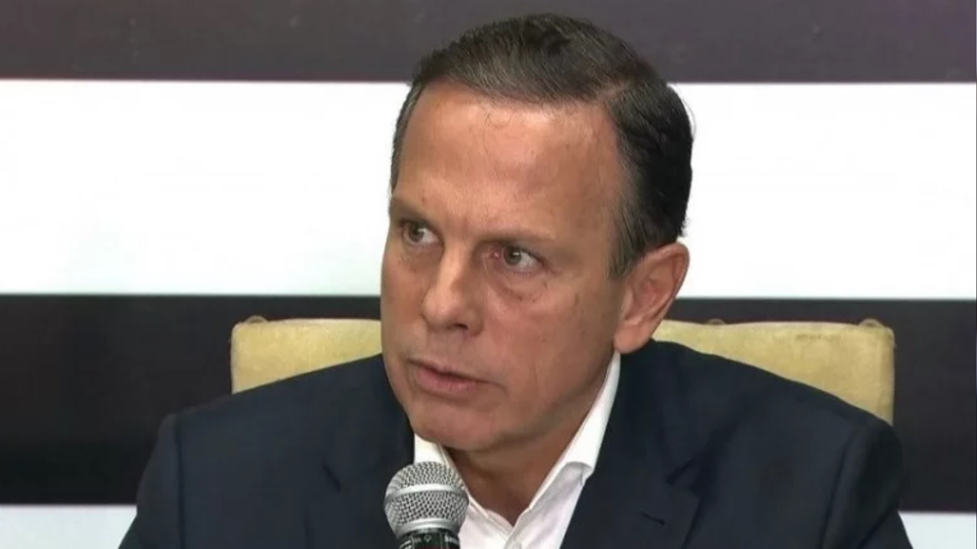 João Doria falando no microfone.