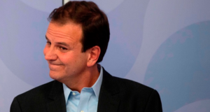 Eduardo Paes com rosto curvado em sentimento de desaprovação a algo