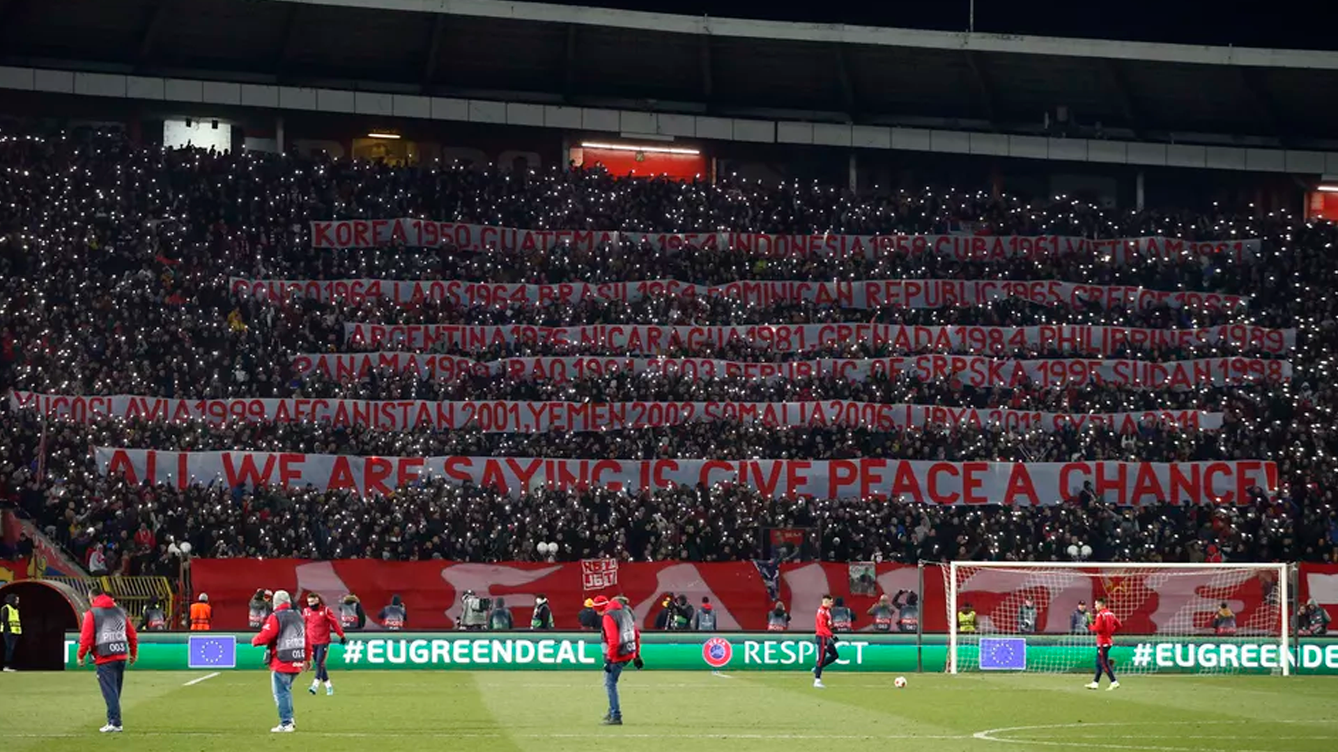 Torcida do time de futebol Estrela Vermelha