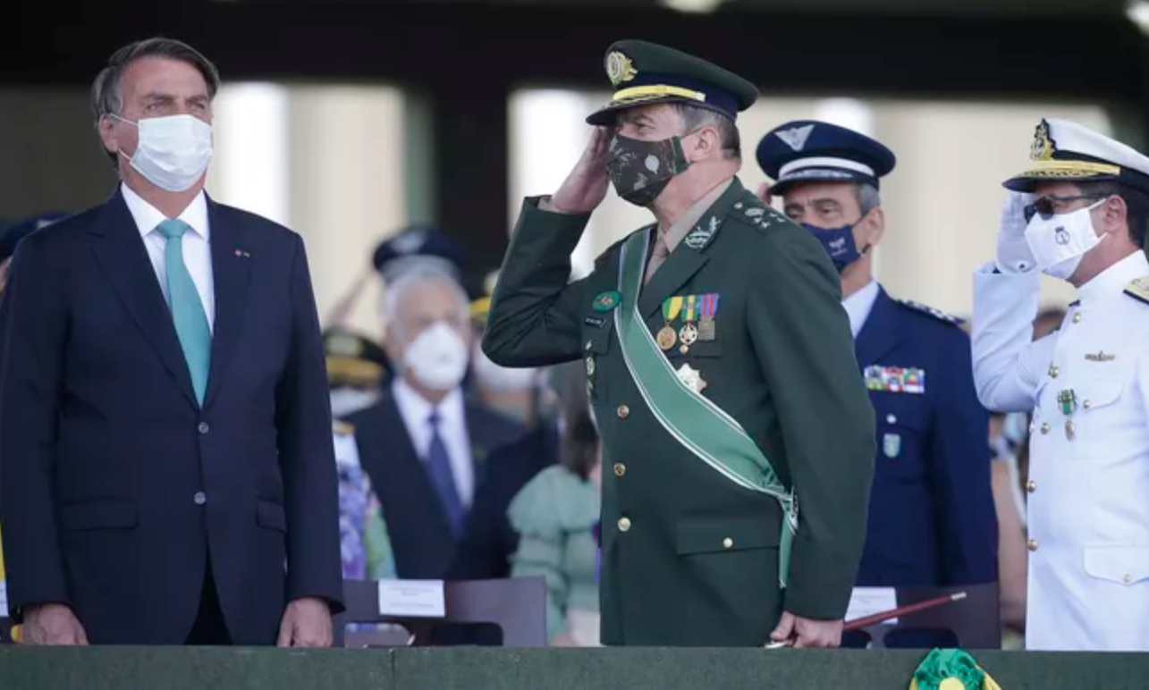 Comandantes militares batem continência para Bolsonaro, de máscara, no Dia do Soldado, em agosto de 2021.