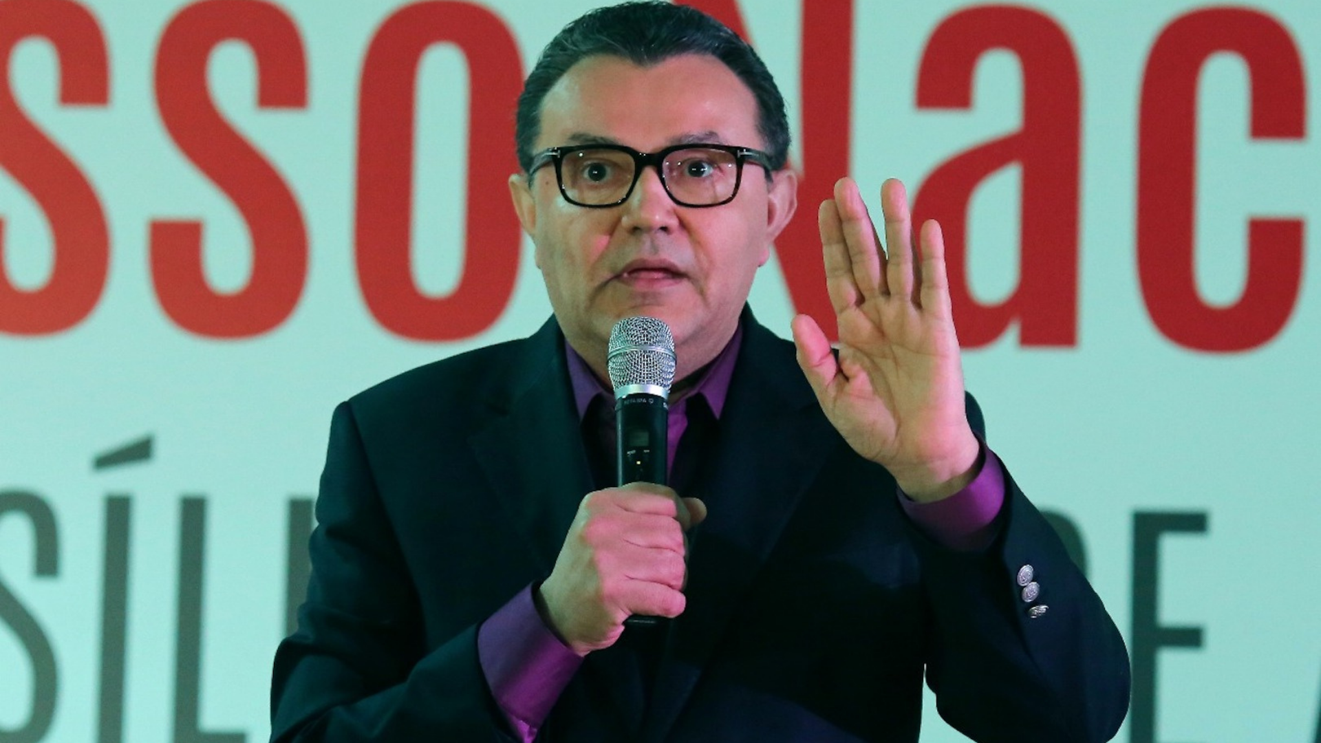 PSB deve enfraquecer com saída de deputados. Foto do presidente do partido, Carlos Siqueira, com expressão séria e assustada.