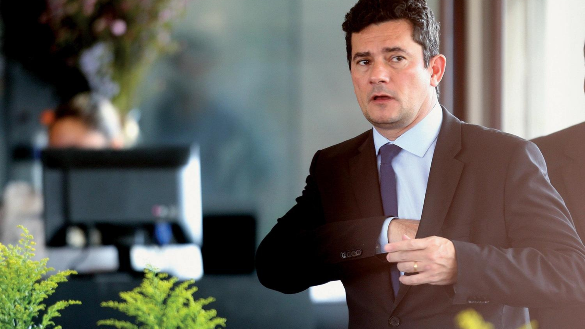 Abandonou o MBL? Moro contrata agência para cuidar das redes sociais. foto de Moro usando terno preto, gravata azul e olhar desconcertado.