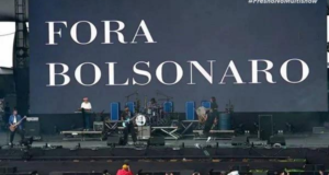 PL cita empresa sem envolvimento com o Lollapalooza e passa vergonha no TSE. Foto de painel com a frase Fora Bolsonaro durante o show do cantor Fresno.