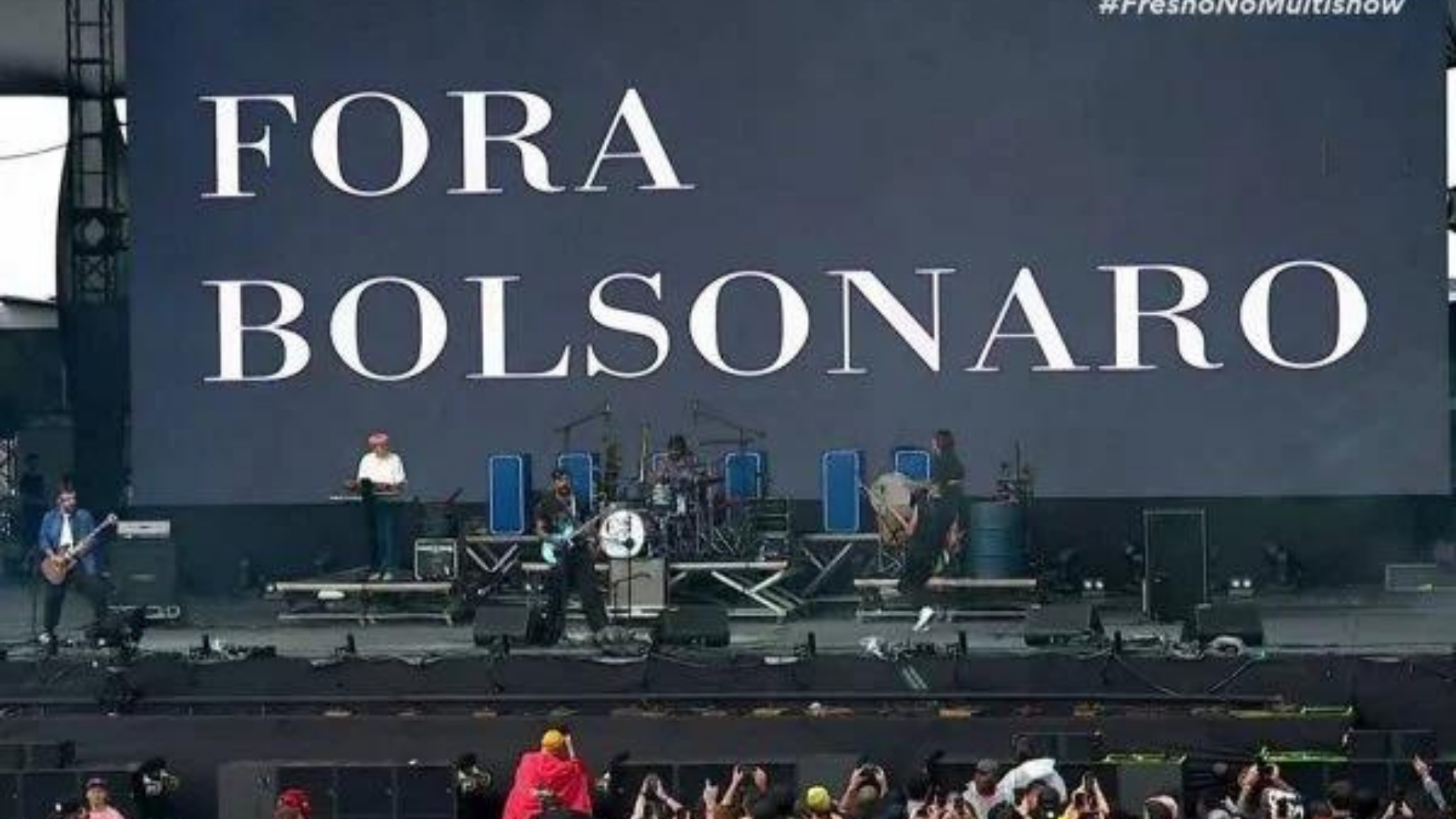 PL cita empresa sem envolvimento com o Lollapalooza e passa vergonha no TSE. Foto de painel com a frase Fora Bolsonaro durante o show do cantor Fresno.