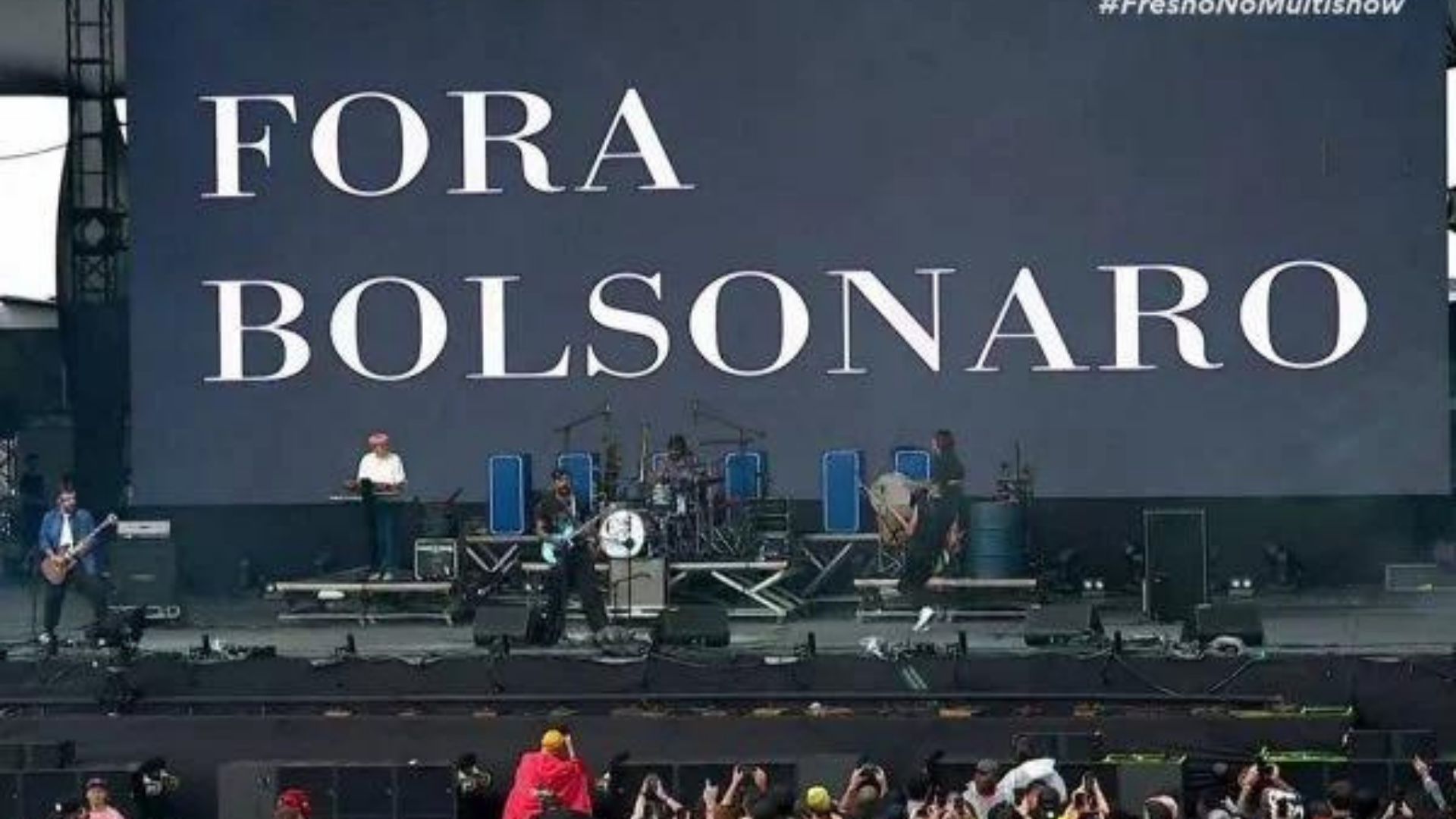 PL cita empresa sem envolvimento com o Lollapalooza e passa vergonha no TSE. Foto de painel com a frase Fora Bolsonaro durante o show do cantor Fresno. 