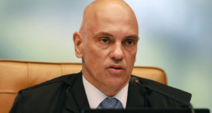 Moraes pressionava por votação de ação contra Daniel Silveira desde o início do ano. Foto de Alexandre de Moraes com expressão séria e cabeça calva.