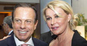 Bia Doria diz que apoiará o marido à presidência, apesar de não concordar com a decisão. Ela está ao lado de João Doria, os dois sorriem para uma foto.