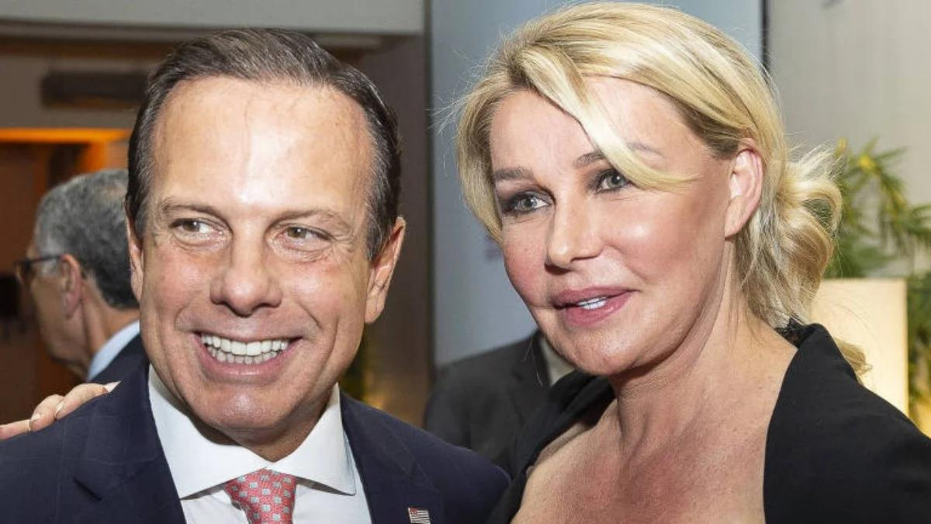 Bia Doria diz que apoiará o marido à presidência, apesar de não concordar com a decisão. Ela está ao lado de João Doria, os dois sorriem para uma foto.