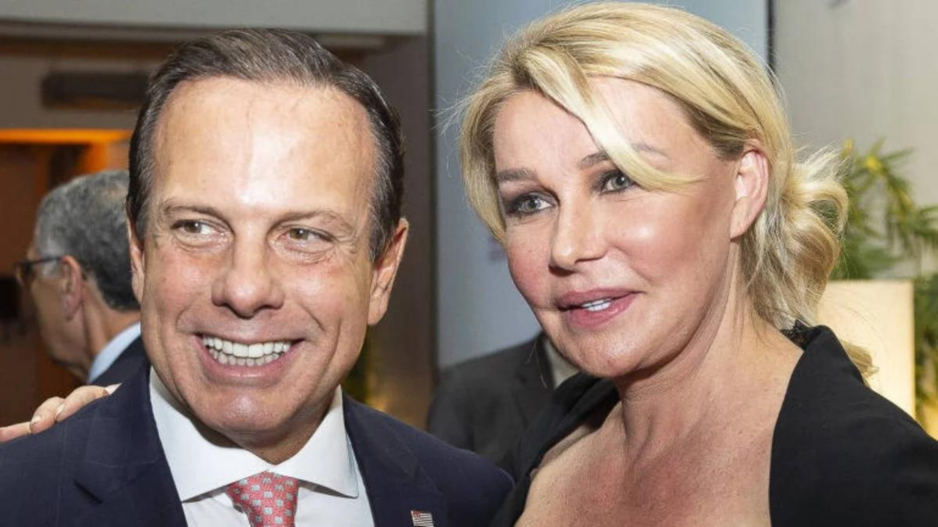 Bia Doria diz que apoiará o marido à presidência, apesar de não concordar com a decisão. Ela está ao lado de João Doria, os dois sorriem para uma foto. 