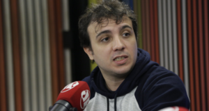 Em reunião, Renan Santos diz que pode sair do MBL. Foto de Renan com expressão séria e marcante em entrevista à Jovem Pan