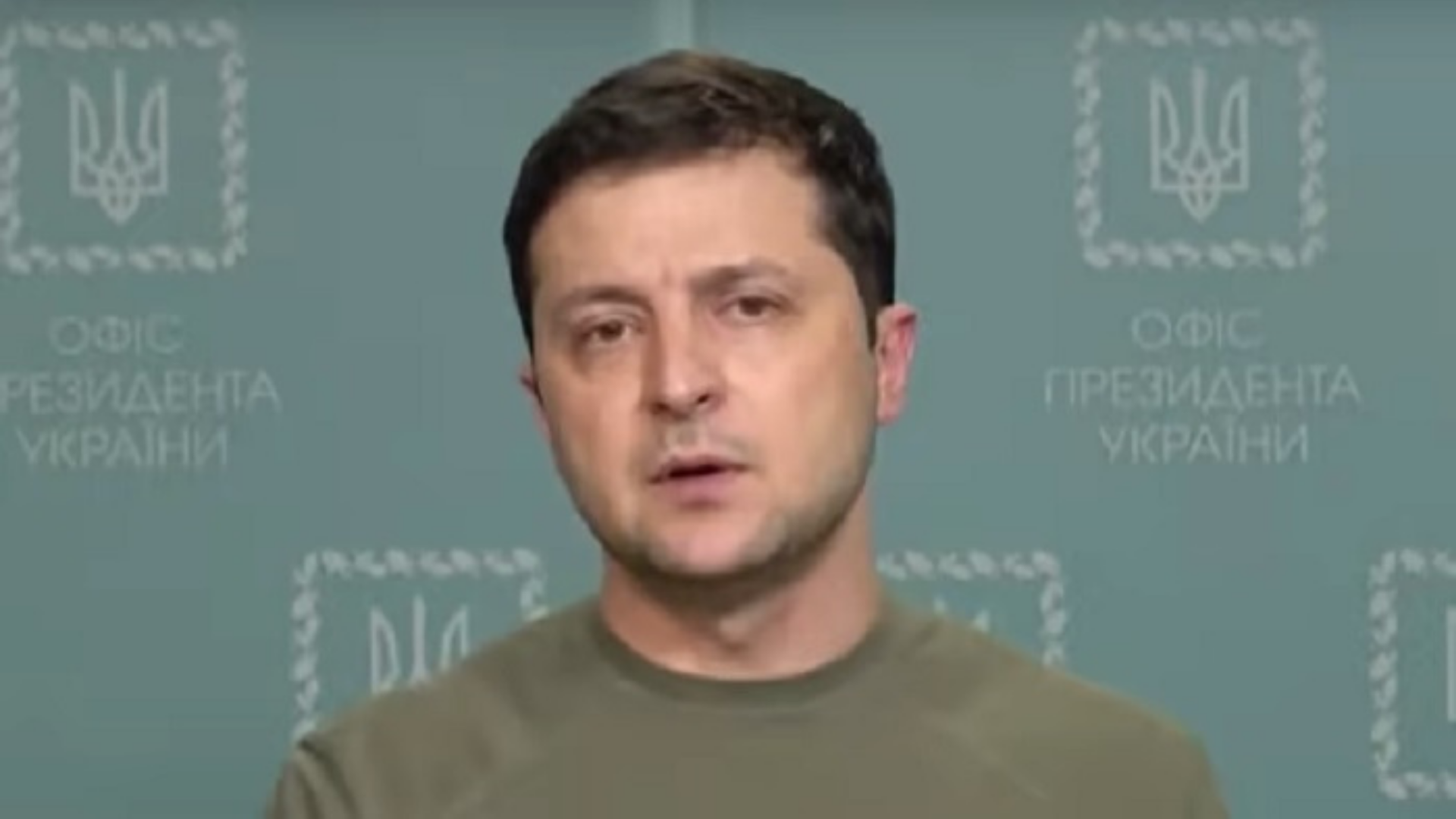 Zelensky diz que 'moderou' adesão à Otan. Presidente aparece gesticulando, com olhar firme, sem barba e usando uma camisa na cor marrom claro.