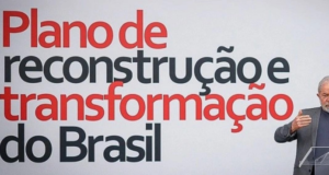 A eleição de outubro no Brasil e a urgência da reconstrução nacional. Foto de Lula ao lado de um letreiro com a logo de cmapanha, escrito "Plano de reconstrução e transformação do Brasil".