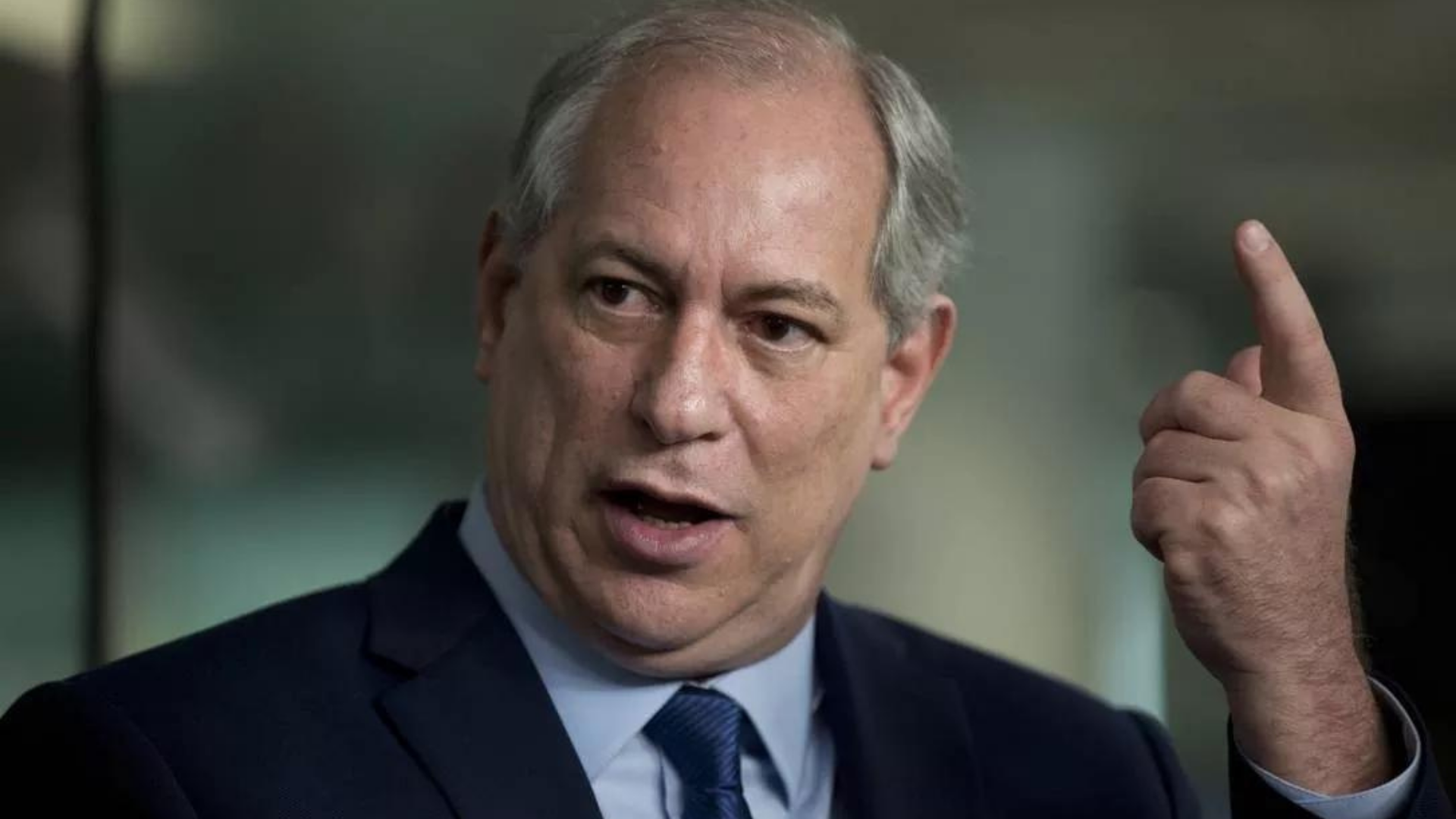 Com um dígito nas pesquisas, Ciro diz que não deistirá de candidatura. Foto de ciro com expressão agitada, ele está falando e tem o dedo indicador direito apontado para cima.