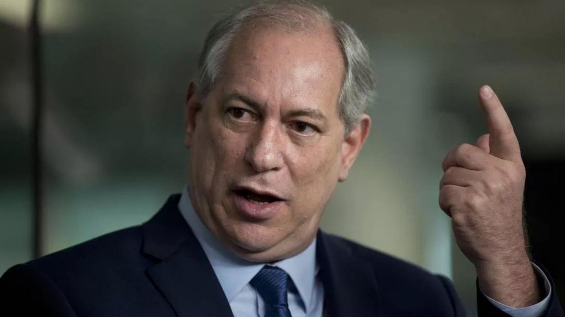 Com um dígito nas pesquisas, Ciro Gomes diz que não deistirá de candidatura. Foto de ciro com expressão agitada, ele está falando e tem o dedo indicador direito apontado para cima. 