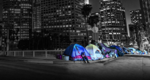 Documentário indicado ao Oscar quer levar moradores de rua para a premiação. Foto de barracas instaladas embaixo de prédios durante a noite.