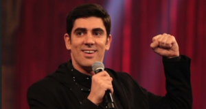 Marcelo Adnet zomba de look vermelho no Oscar: "Tem partido pedindo ao STF que prenda". Marcelo adnet sorri enquanto fala.