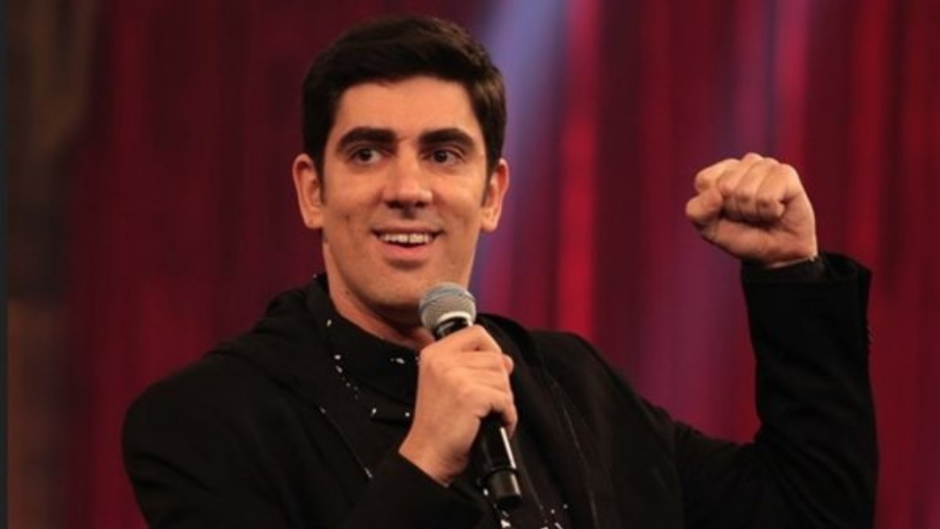 Marcelo Adnet zomba de look vermelho no Oscar: "Tem partido pedindo ao STF que prenda". Marcelo adnet sorri enquanto fala.