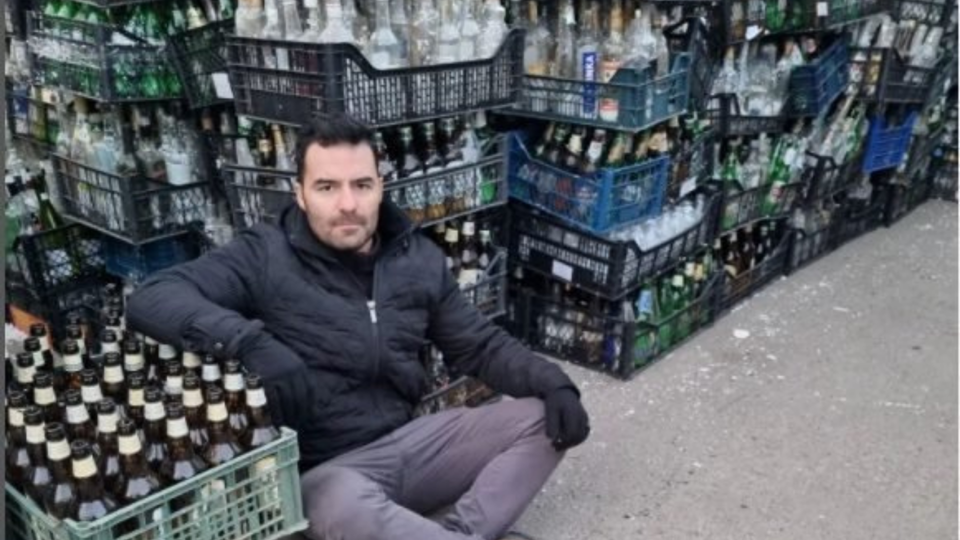 Mamãe Falei é chamado de "lixo" por colega de partido. O parlamentar está sentando no chão, usando um casaco preto, ao lado de coquetéis molotov.