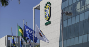 STJ diz que atual diretor da CBF não tem legitimidade para ocupar o cargo. Foto de prédio da CBF com o símbolo em verde e amarelo.