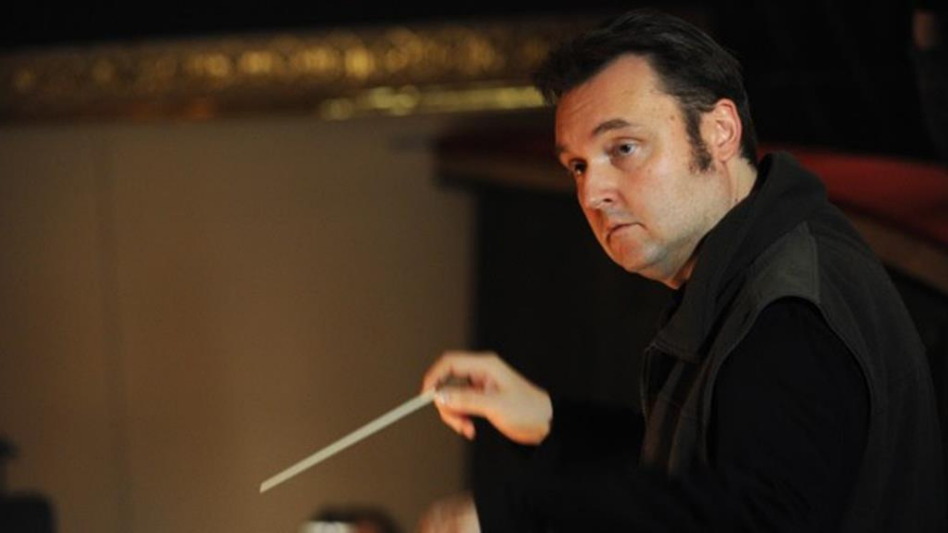 Maestro russo é demitido da Ópera de Londres. Ele aparece em foto com expressão séria durante uma apresentação.