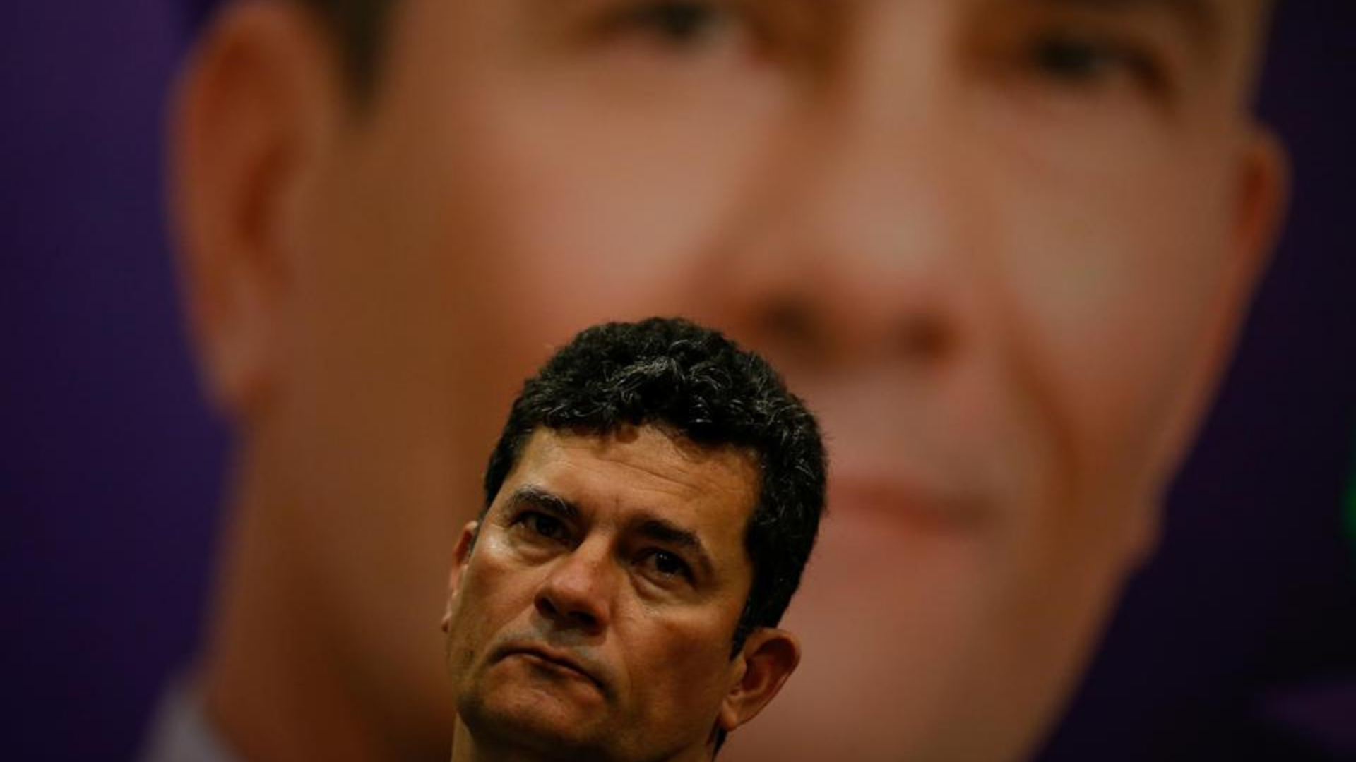 Moro vai aos EUA e à Alemanha para competir com Lula. Moro aparece com olhar preocupado e sério.