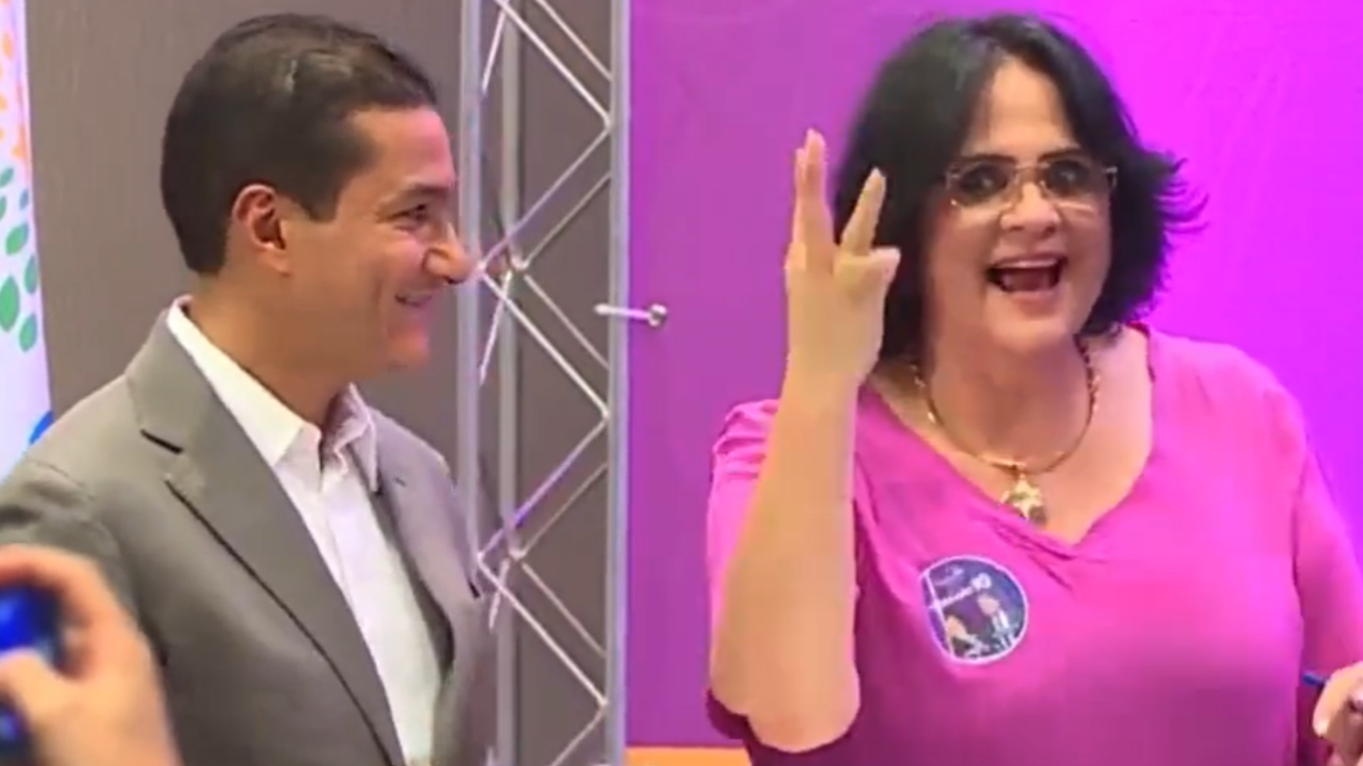 filiação de Damares assusta com áudio de gritos de crianças. Ela aparece com um vestido rosa e sorrindo par ao público