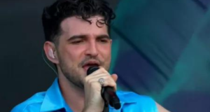 : Jão sobre "Fora Bolsonaro" no Lollapalooza: "Que música linda". Jão canta no palco durante apresentação no Lolapalooza.