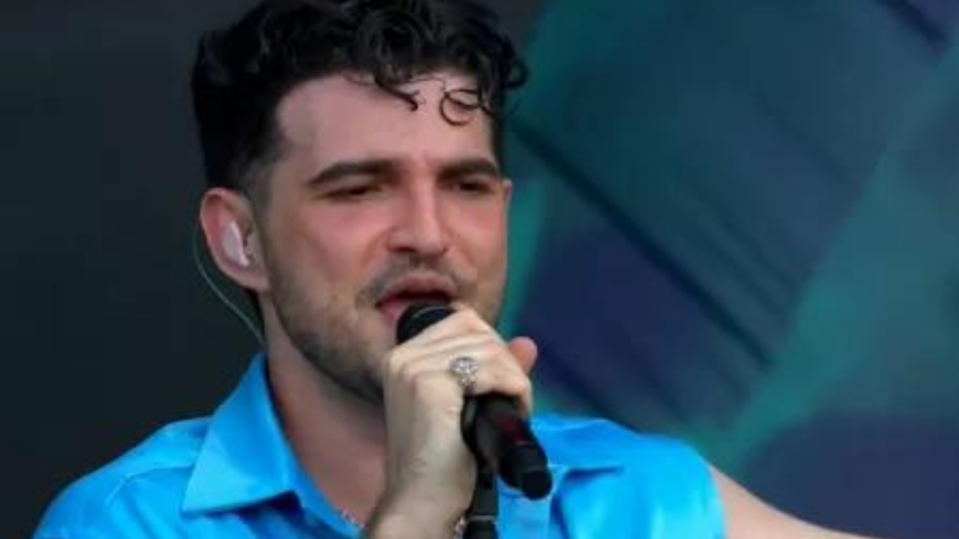 : Jão sobre "Fora Bolsonaro" no Lollapalooza: "Que música linda". Jão canta no palco durante apresentação no Lolapalooza.