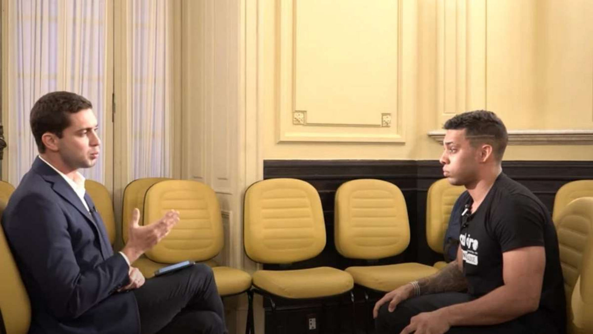 Bolsonarista Gabriel Monteiro é acusado de assédio, tentativa de estupro e forjar vídeo com criança. Imagem do vereador enquanto é entrevistado por repórter.