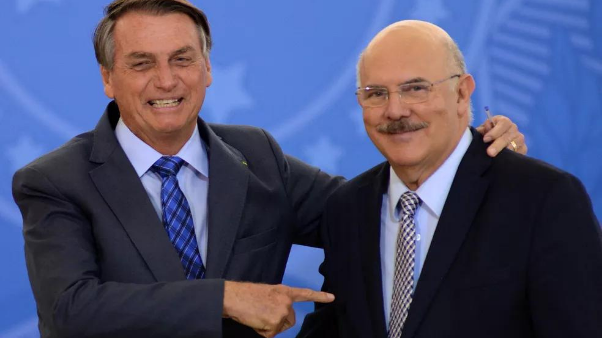 Bolsonaro diz que não irá demitir Milton Ribeiro e preocupa aliados. Foto de Bolsonaro sorrindo ao lado de Milton Ribeiro, Ministro da Educação.