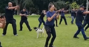 Policial que jogou granada em cachorro é intimado a prestar depoimento. Foto de treinamento com pessoas e o policial. O cachorro está no meio dos alunos.