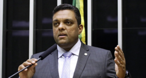 Deputado bolsonarista toma atitude após ser condenado por Moraes. Otoni de Paula usa terno preto, gravata e fala no púlpito da Câmara.