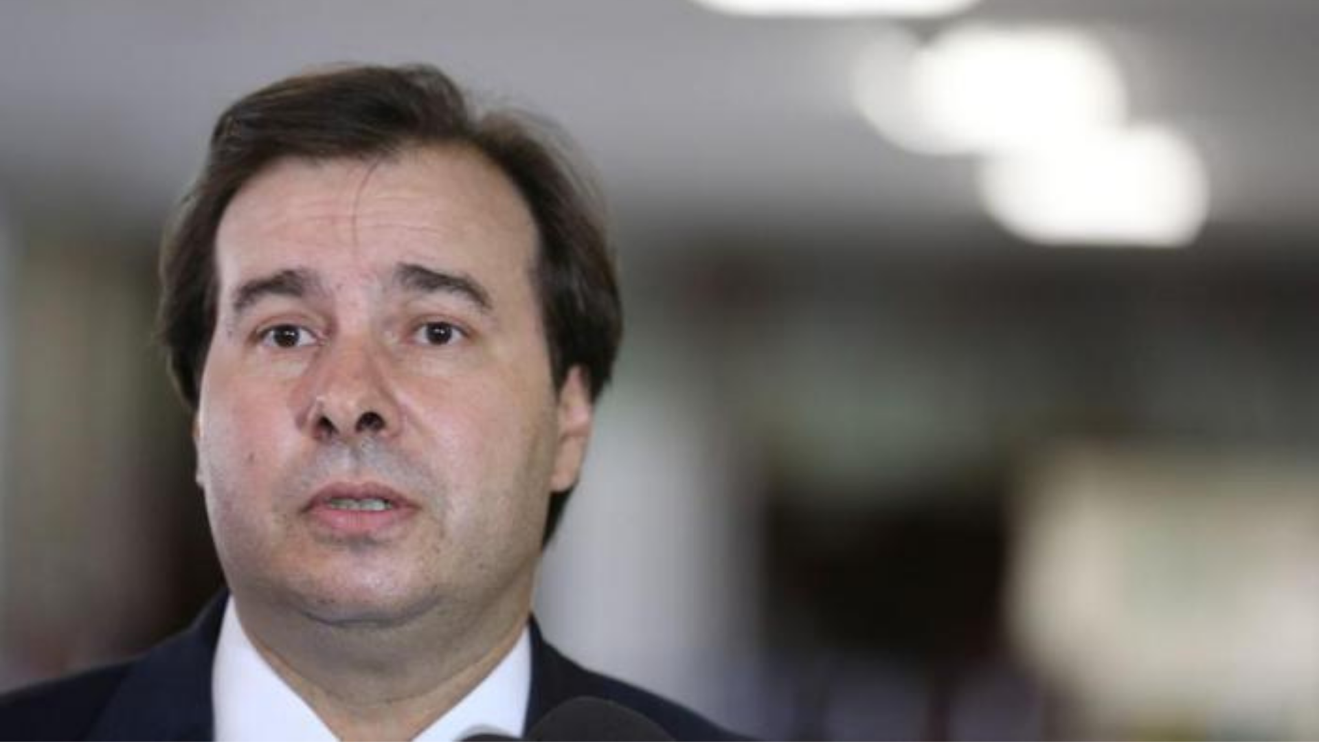 Rodrigo Maia poderá abandonar a política; Entenda. Rodrigo Maia tem olhar preocupado, enquanto olha para um ponto fixo.